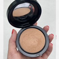 Пудра MAC минеральная Medium Dark