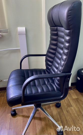 Офисное кожаное кресло руководителя