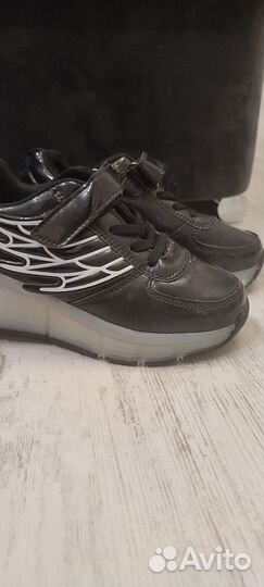 Кроссовки хилис