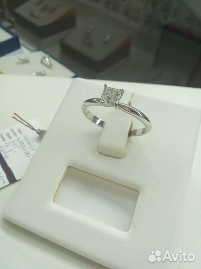 Золотое кольцо с бриллиантом новое с биркой