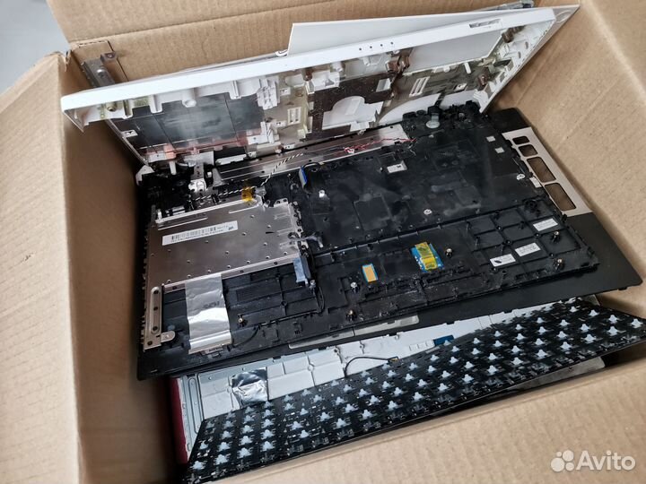 Коробка с корпусами от ноутбуков Samsung NP300