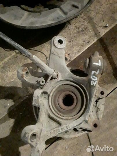 Кулак задний левый Mercedes w202 Мерседес w202