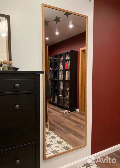 Большое настенное зеркало в деревянной раме