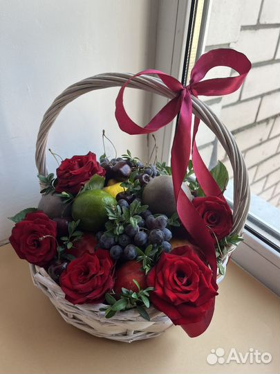 Подарочная корзина с фруктами