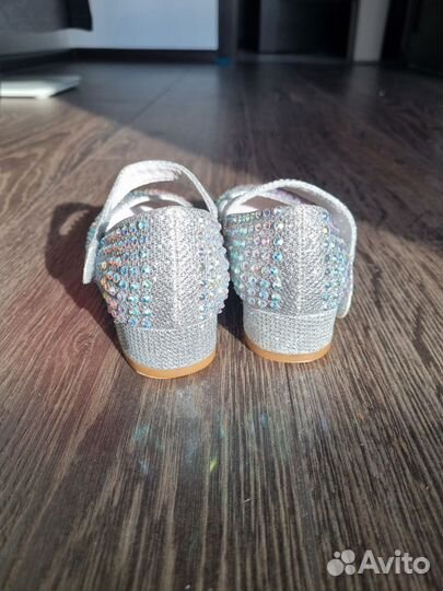 Блестящие туфли для девочки