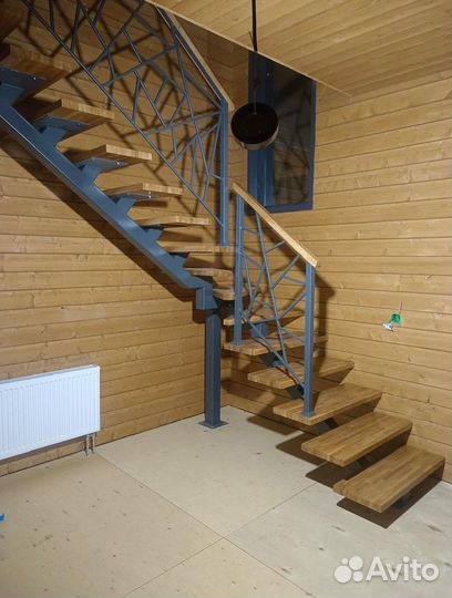 Лестница с площадкой на второй этаж