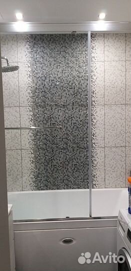 Стеклянная штора-дверь на ванну