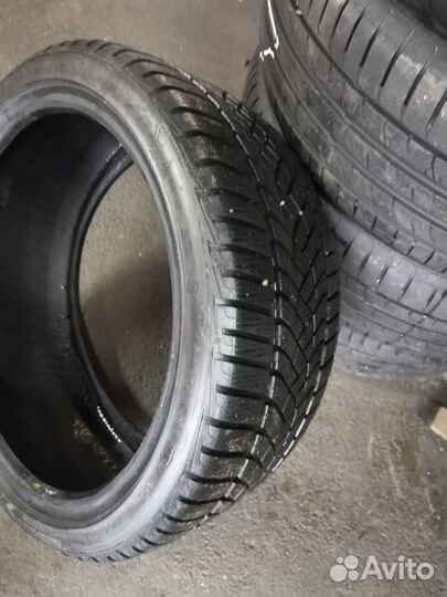 Goodyear UltraGrip 215/40 R17 87V