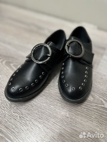 Туфли для девочки 33,35 новые