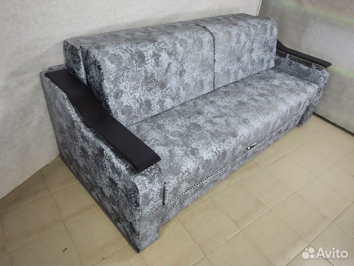 Диван на металлокаркасе