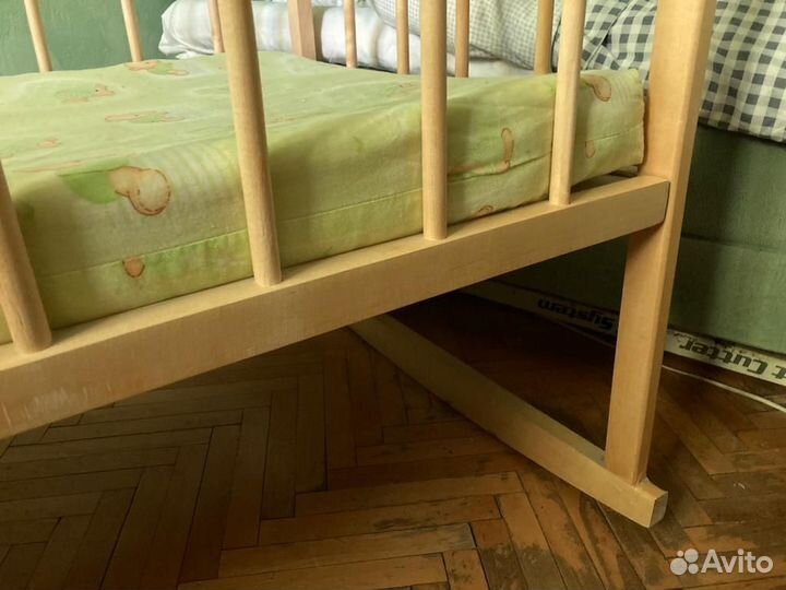 Детская кроватка с маятником