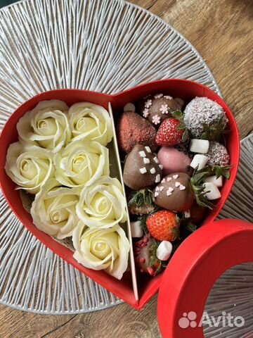 Клубника и бананы в шоколаде