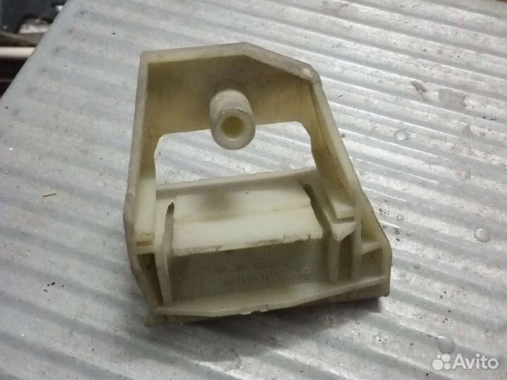 BMW 5 E39 Крепление радиатора