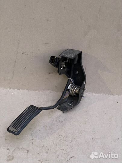 Педаль газа Toyota Avensis