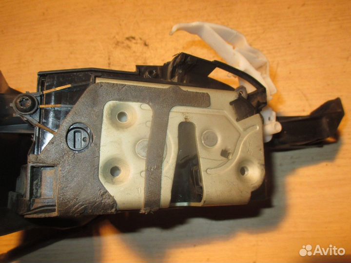 Замок двери задней правой (Ford Focus)