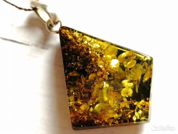 Новые Кулоны из цельного янтаря