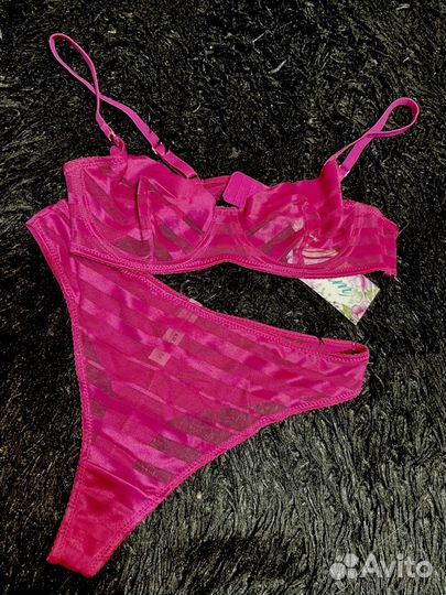 Комплект нижнего белья новый 75в