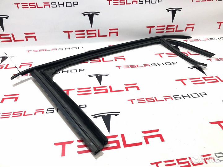 Уплотнитель стекла двери задний правый Tesla