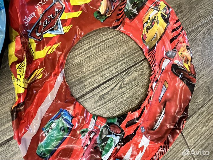 Жилет и круг для плавания ребенка