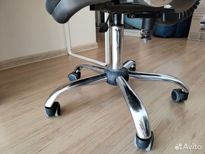 Стул кресло на колесиках