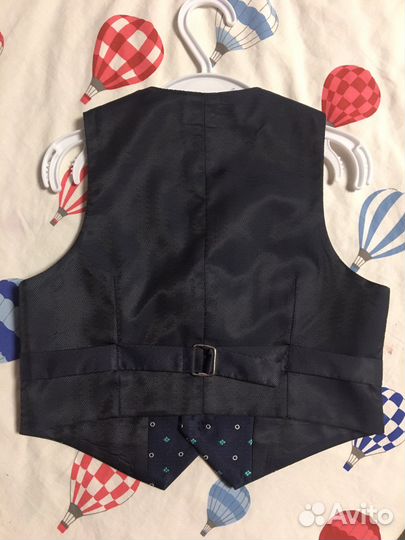 Жилетка нарядная на мальчика 2-3 лет