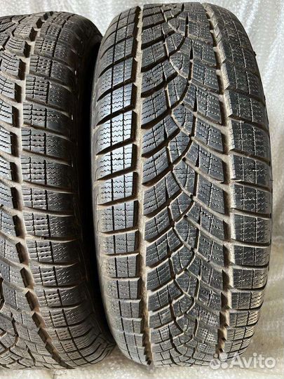 Goodyear UltraGrip Ice 215/60 R17 96T