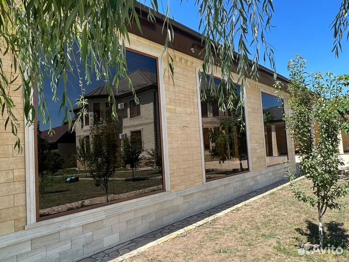 Безрамное остекление коммерческих объектов