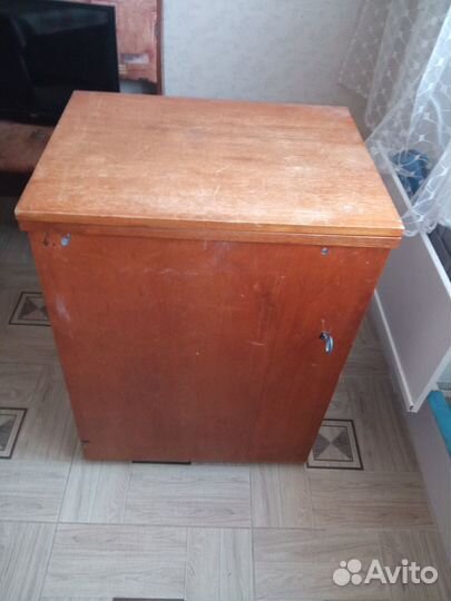 Швейная машинка с ножным приводом Чайка