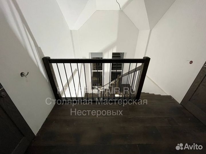 Обшивка бетонной лестница дубом, цвет венге