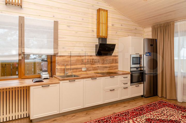 Коттедж 182 м² на участке 7 сот.