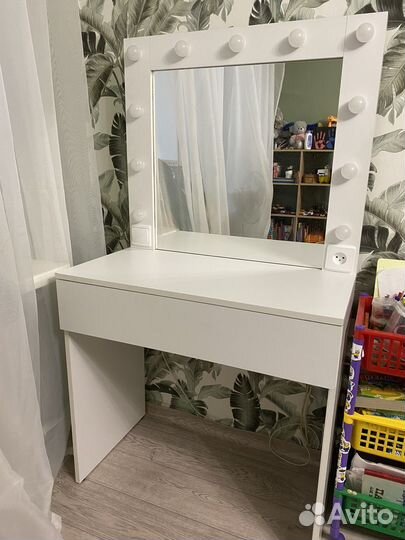 Туалетный столик с подсветкой,гримерный стол