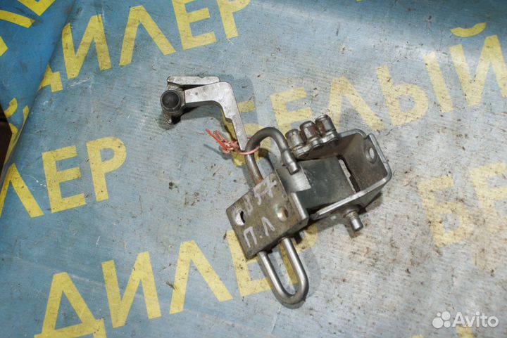 Петля двери передняя левая Volkswagen Passat B5+