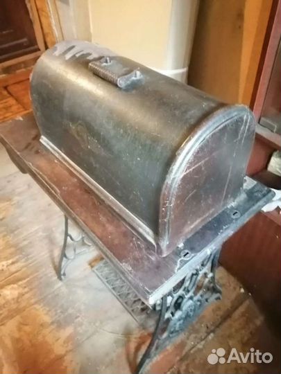 Старинная швейная машинка зингер