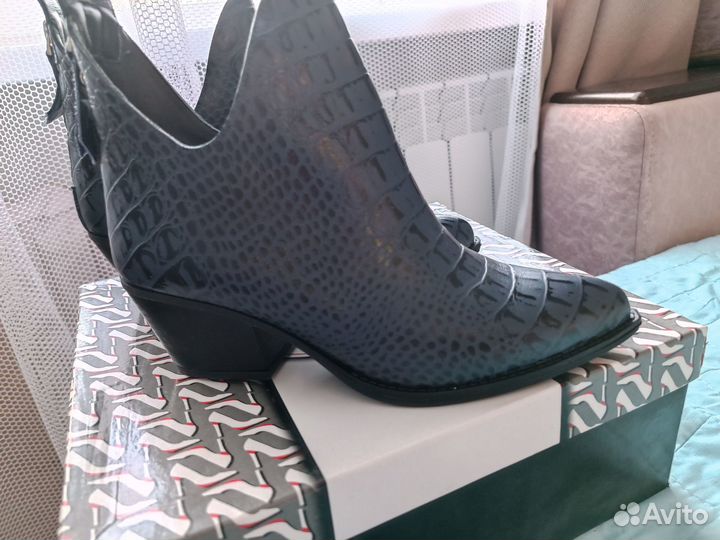 Полусапожки-казаки новые