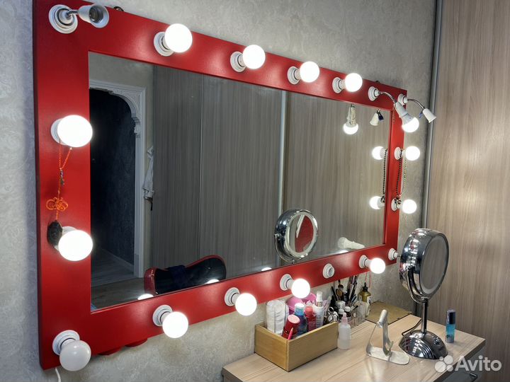 Гримерное зеркало с лампочками