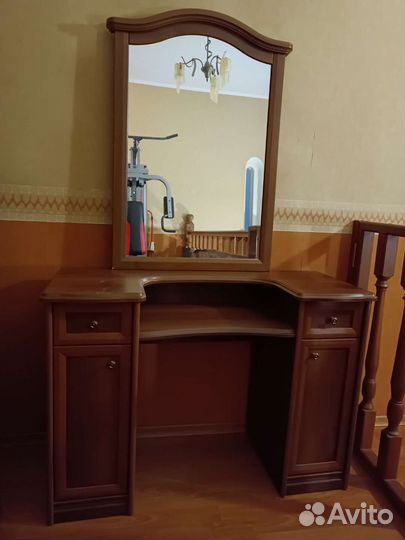 Туалетный столик с зеркалом