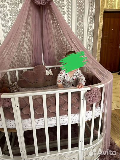 Детская кроватка с маятником