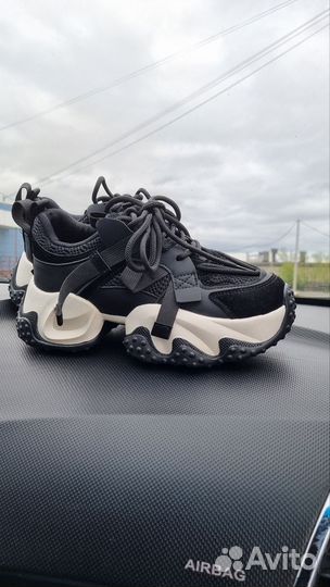 Кроссовки женские