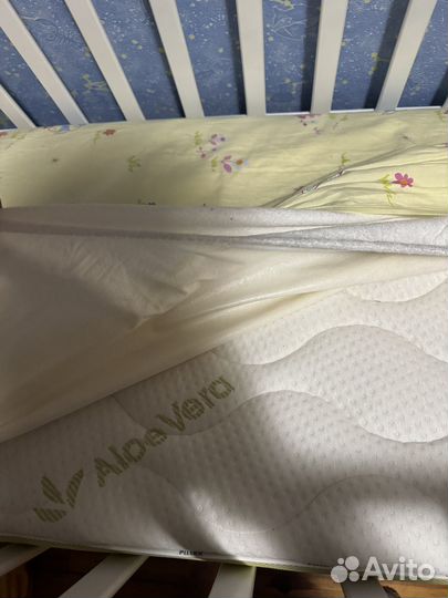 Детская кроватка с маятником и ящиком