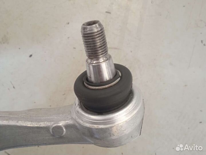 Передний правый продольный рычаг на мерседес W204