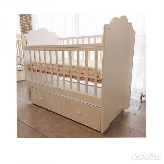 Кроватка для новорожденного с маятником и ящиком