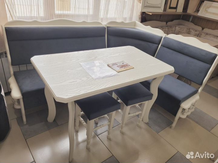 Кухонный уголок со столом