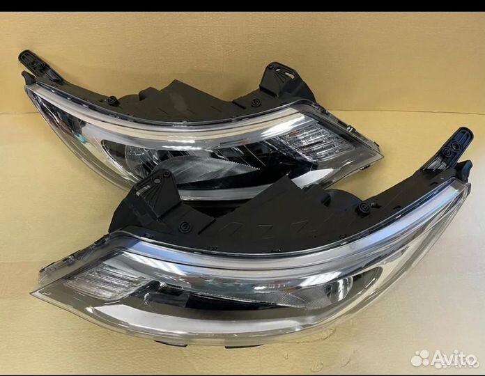 Передняя правая фара на Kia Rio 3 2012