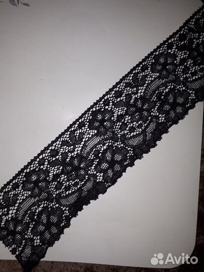 Ткань черная, красная и черная кружевная лента