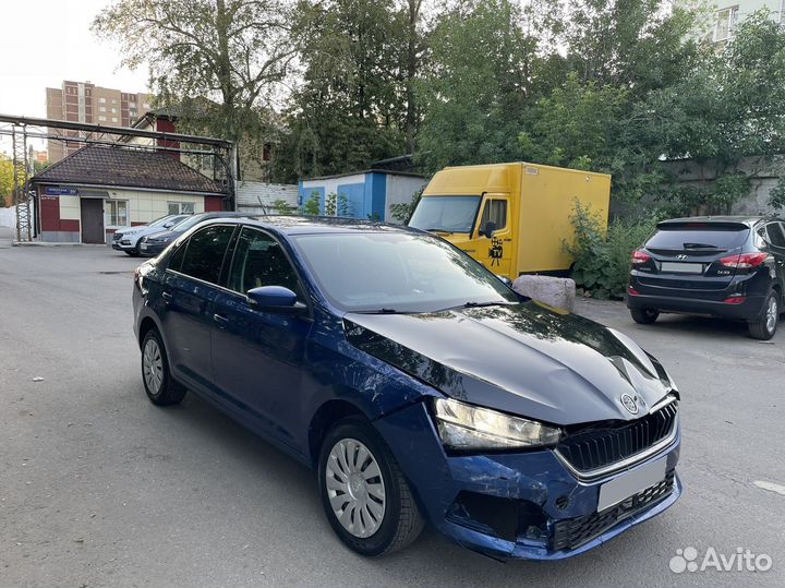 Skoda Rapid 1.6 AT, 2021, битый, 97 000 км