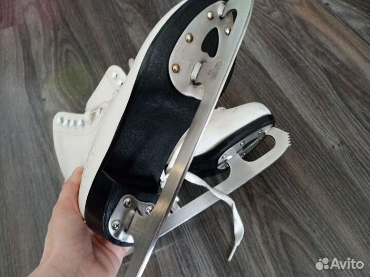 Коньки фигурные женские 36 размер
