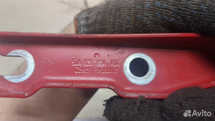 Петля капота левая Skoda Rapid