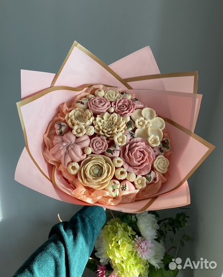 Букет из конфет с цветами и шоколадом