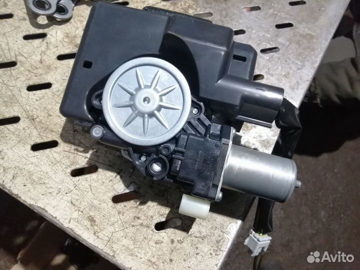 Замок крышки багажника Toyota RAV4 XA50