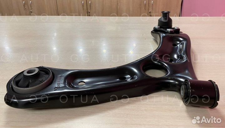 Передний левый рычаг в сборе Kia Optima 4 2015-20